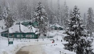 बर्फबारी से और बढ़ेगी ठंड, देरी से चल रहीं कई ट्रेनें 