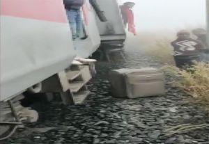पटरी से उतरी ट्रेन के डिब्बे, 16 घायल