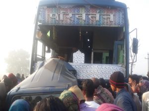 कार-बस की टक्कर, वैन सवार दो की मौत