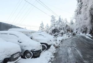 हिमाचल में बर्फबारी, 450 मार्ग बाधित
