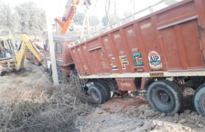 ट्रेलर और बोलेरो की भिड़ंत, दो की मौत