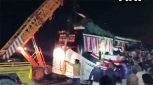 बस-ट्रक टक्कर में 14 यात्रियों की गई जान
