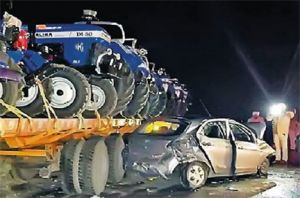 कार और ट्रॉले में टक्कर, दंपती की मौत