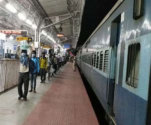  रेलवे मंत्रालय ने स्पष्ट किया-विशेष ट्रेनों में केवल राज्य सरकारों   द्वारा निर्धारित किए गए यात्री ही सफर कर सकेंगे