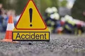  कार ट्रक से जा टकराई- पति-पत्नी और 3 बच्चों की मौत, एक महिला की हालत गंभीर
