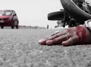 परिवार को ट्रक ने कुचला, महिला सहित 2 बच्चों की मौत
