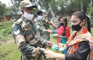 उत्तर-पूर्व की महिलाओं ने जम्मू-कश्मीर में तैनात जवानों को बांधी राखी