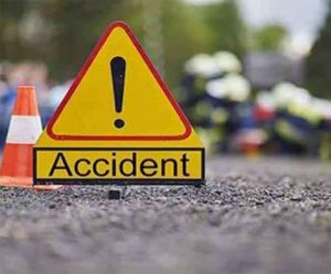 ट्रक और कार की टक्कर में चार की मौत, एक घायल