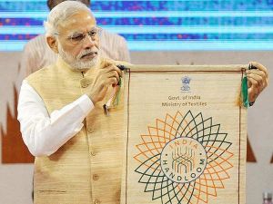  प्रधानमंत्री ने राष्ट्रीय हथकरघा दिवस पर लोगों से अधिक से अधिक हाथ से बनी वस्तुओं का इस्तेमाल करने को कहा