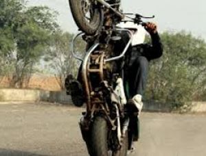 स्टंट करने के दौरान दो युवकों की मौत, दो घायल