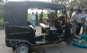 शाहजहांपुर में गड्ढे में पलटा ऑटो, चालक की मौत
