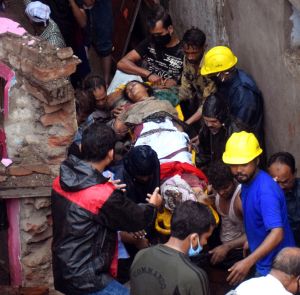 दो मंजिला मकान ढहने से एक व्यक्ति की मौत, दो अन्य घायल