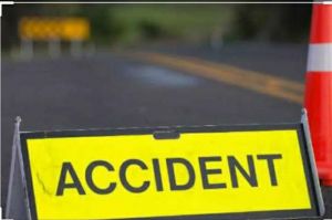 ट्रेलर और वैन की टक्कर में 7 लोगों की मौत