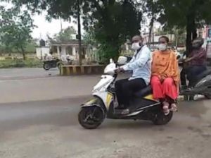   पत्नी को परीक्षा दिलाने स्कूटर से तय किया 1200 किमी का सफर, अब अडानी फाउंडेशन ने वापसी के लिए फ्लाइट का इंतजाम किया!