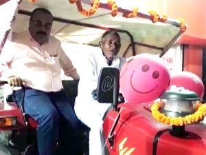  पहाड़ों का पानी खेतों तक पहुंचाने के लिए अकेले नहर खोदने वाले लौंगी भुइयां को आनंद महिंद्रा ने गिफ्ट किया ट्रैक्टर 