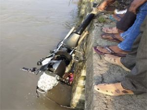  बच्ची और तीन अन्य लोग मोटरसाइकिल समेत नदी में गिरे, दो की मौत
