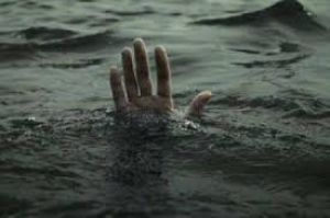  गड्ढे में भरे पानी में डूबने से तीन लड़कों की मौत
