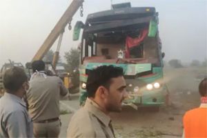 अनियंत्रित होकर पलटी बस, तीन की मौत