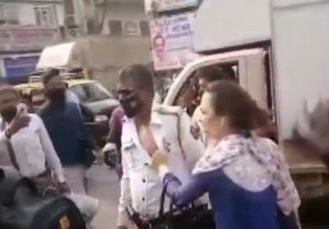 हेल्मेट लगाने को कहा तो महिला ने कर दी यातायात पुलिसकर्मी  की पिटाई !