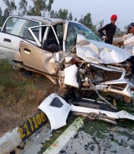 कार से कार की टक्कर, बैंक कर्मी की मौत