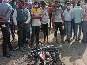  डम्पर ने बाइक को चपेट में लिया, महिला और तीन बच्चों की मौत