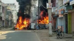    गोलीकांड के विरोध में गुस्साये लोगों ने फूंकी गाडिय़ां, डीएम और एसपी हटाए गए