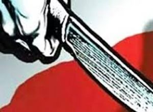  बैंक के बाहर व्यक्ति पर धारदार हथियार से हमला