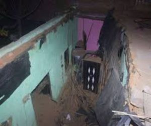 छत गिरने से दो बच्चों समेत तीन लोगों की मौत