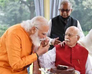 मोदी ने आडवाणी को दीं जन्मदिन की शुभकामनाएं, पैर छूकर लिया आशीर्वाद