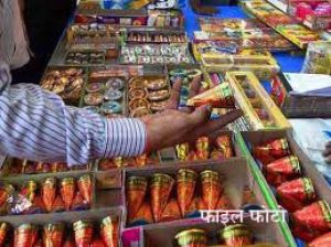  बिना लाइसेंस के बेचे जा रहे  600 किलो पटाखे बरामद, 7 गिरफ्तार