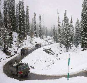 जम्मू कश्मीर, उत्तराखंड में भारी बर्फबारी