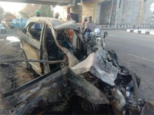 ट्रक और कार की टक्कर, 5 लोग जिंदा जले
