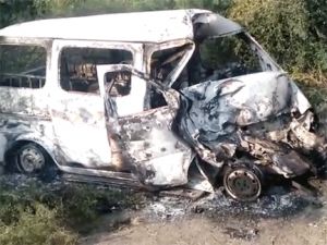 ट्रक से टकराकर कार में आग, 7 की जलकर मौत