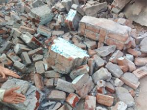  दीवार गिरने से तीन बच्चों की मौत