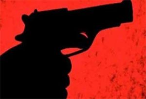 पति-पत्नी व बेटी की गोली की मारकर हत्या, घर में मिले तीनों के शव