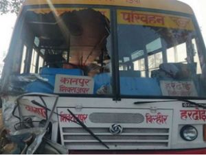 बस और वैन की टक्कर में दो महिलाओं समेत तीन की मौत