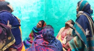 पत्नी और 5 बच्चों को कुल्हाड़ी से काटा