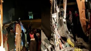   कार पर रेत से भरा ट्रक पलटा, 8 लोगों की मौत