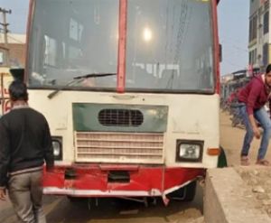 सड़क किनारे खड़े लोगों को बस ने कुचला, 3 बच्चों की मौत