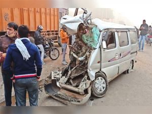 गाड़ी ने किसान को मारी टक्कर, ट्रॉली से भी भिड़ी, 2 की मौत