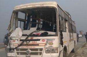 बारातियों से भरी बोलेरो को बस ने मारी टक्कर, दूल्हे के मामा-मौसा समेत तीन की मौत