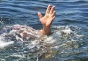 नौका पलटने से तीन लोग डूबे, एक शव बरामद