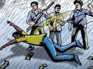 घर में घुसकर व्यक्ति के हाथ-पैर तोड़े, फिर गोली मारकर हत्या की