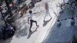 महिला पर चाकू से हमला करने के आरोप में व्यक्ति गिरफ्तार 