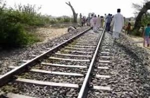 ट्रेन की चपेट में आने से दो व्यक्तियों की मौत