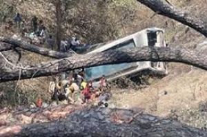  बस खाई में गिरी, 22 यात्रियों की मौत; 57 अन्य घायल