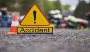  ट्रक ने श्रद्धालुओं से भरी बस को टक्कर मारी, महिला की मौत-बच्&zwj;ची घायल