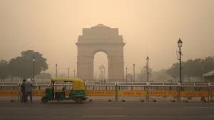 दिल्ली में जहरीली हवा का कहर, स्मॉग की चादर में लिपटी राजधानी