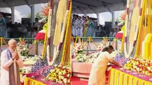 राष्ट्रपति मुर्मु और पीएम मोदी ने संसद में बाबासाहेब डॉ. भीमराव अंबेडकर को पुष्पांजलि अर्पित की