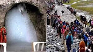 अमरनाथ यात्रा : पंजीकरण के लिए बैंक शाखाओं में कतारों में लगे श्रद्धालु
